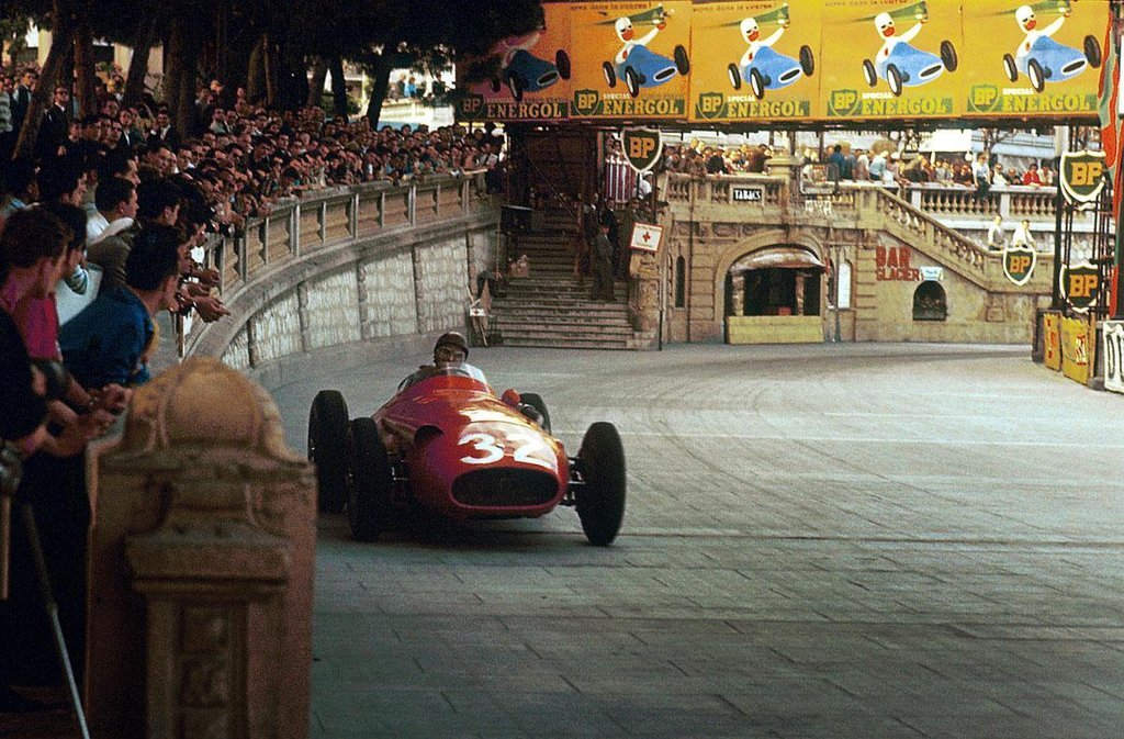 Fangio con un monoplaza rojo número 32 en un circuito callejero
